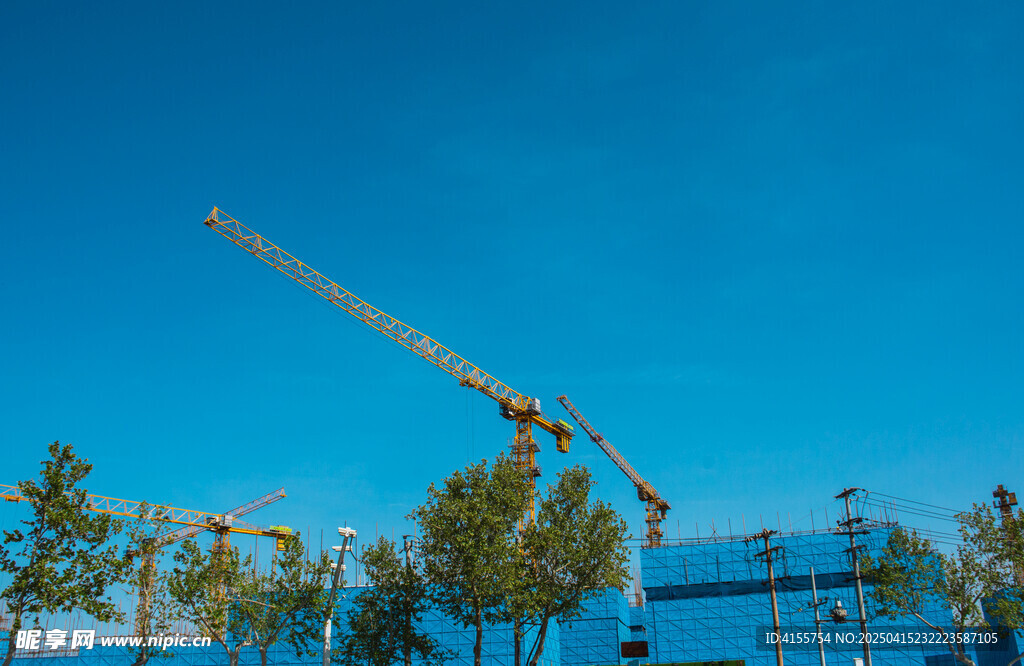 蓝天之下的建筑施工场景