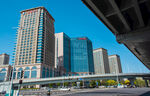 都市高楼与高架桥景观