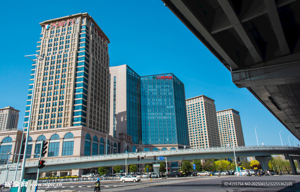 都市高楼与高架桥景观