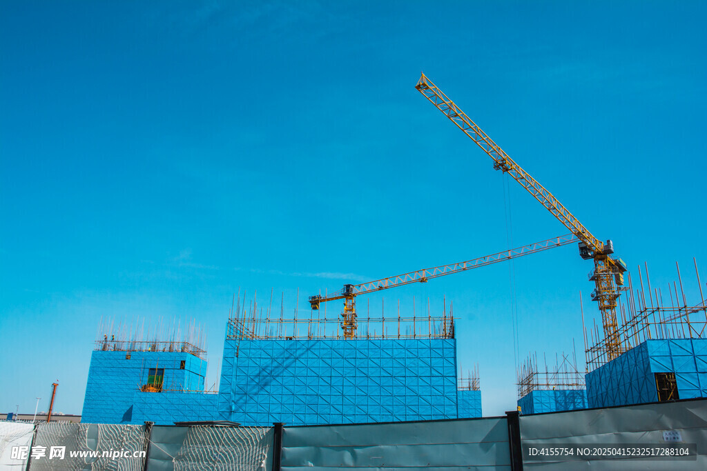 施工现场的起重机与建筑