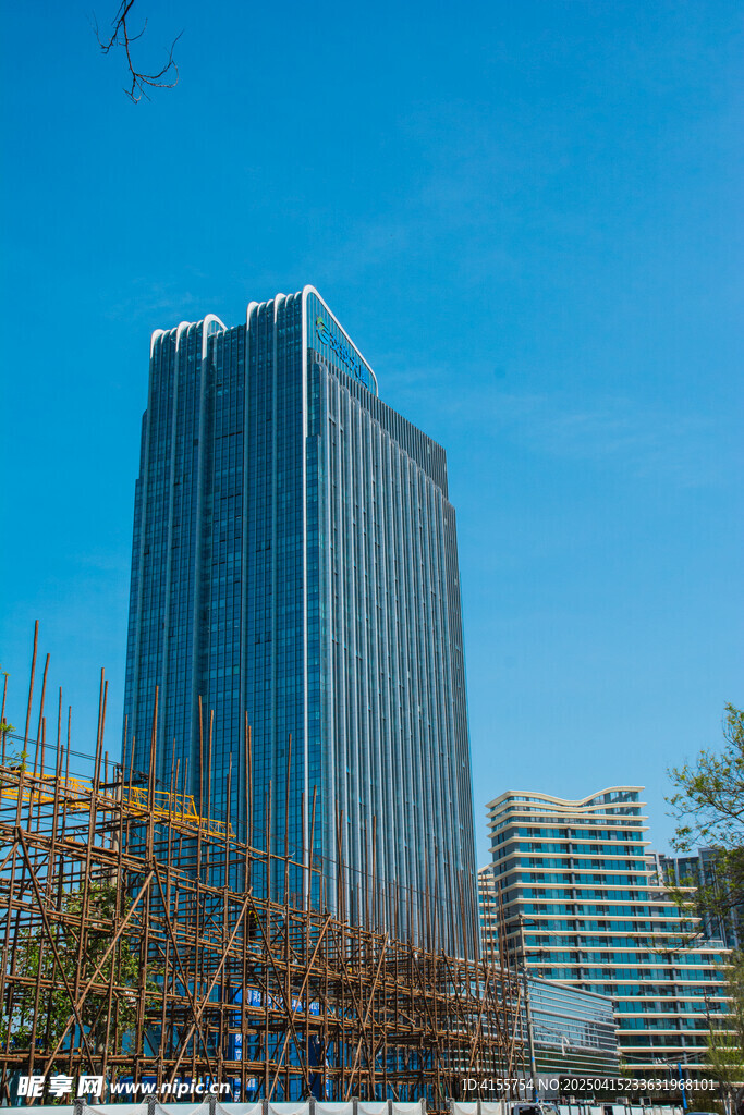 城市中高耸的现代化建筑