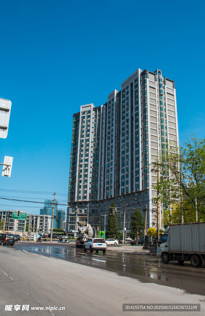 城市高楼旁的街道景象