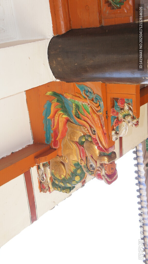 白族民居木头屋檐