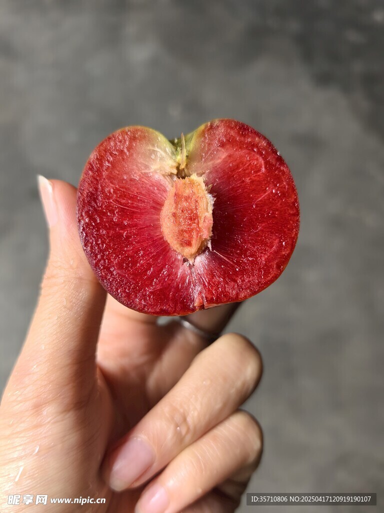 手捧切开的红心李子