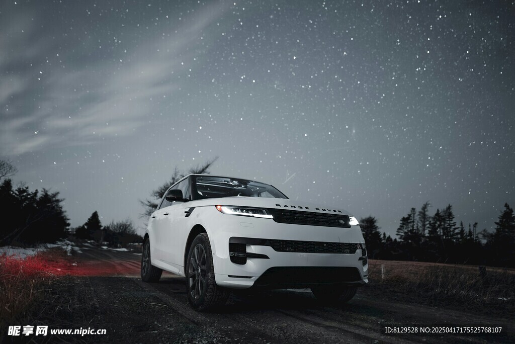 夜间旷野中的炫酷白色汽车