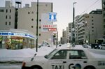 雪后城市街道出租车景象