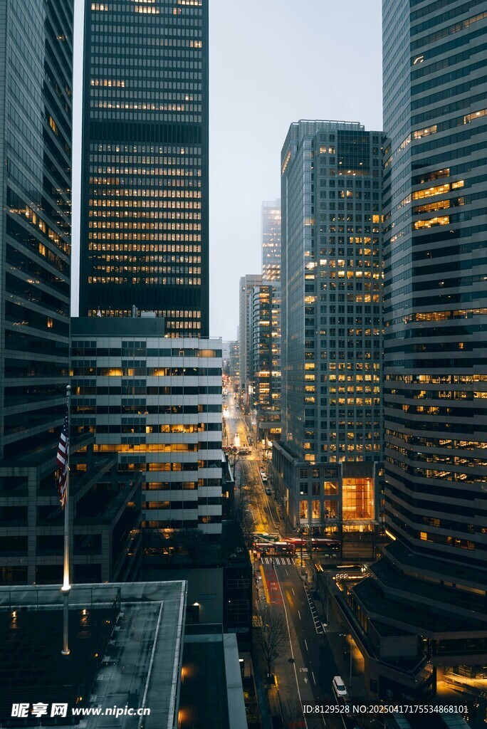 都市夜景中的林立高楼