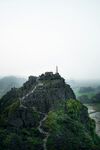 山顶建筑与蜿蜒山路景观