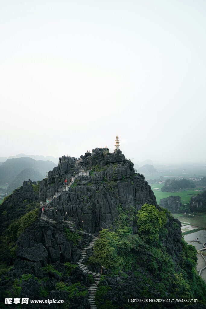 山顶建筑与蜿蜒山路景观