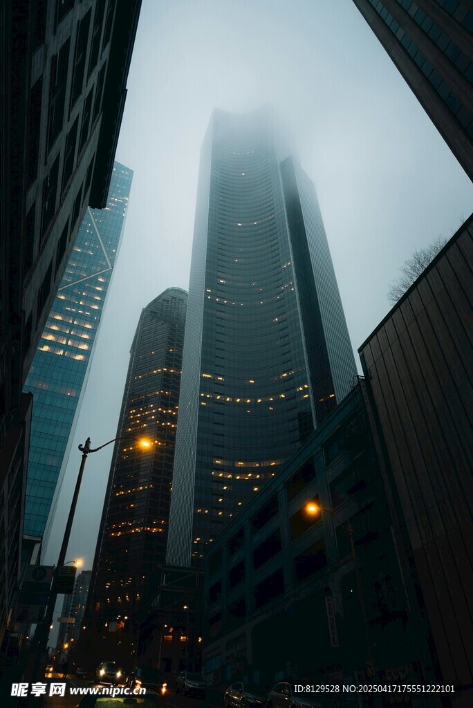 雾中都市高楼景象