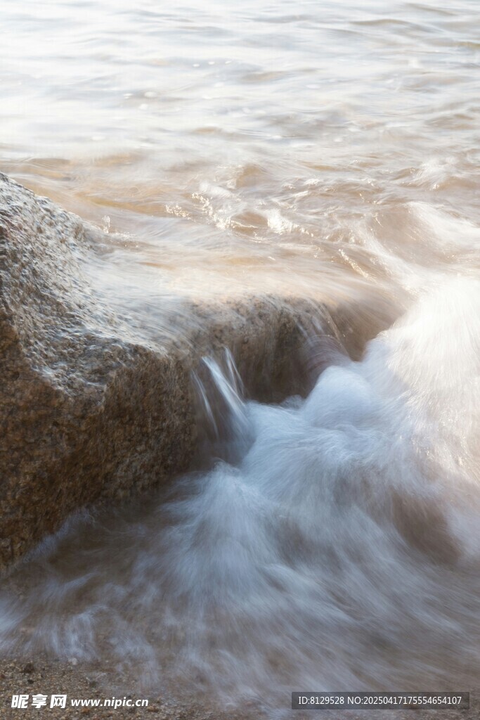 海浪拍击岸边岩石