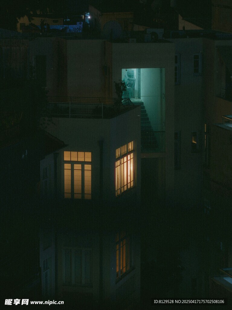 夜晚亮灯的温馨住宅