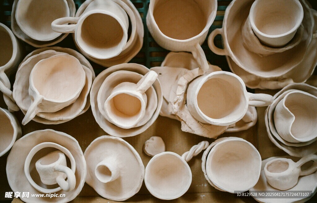 堆叠的陶瓷杯碟餐具