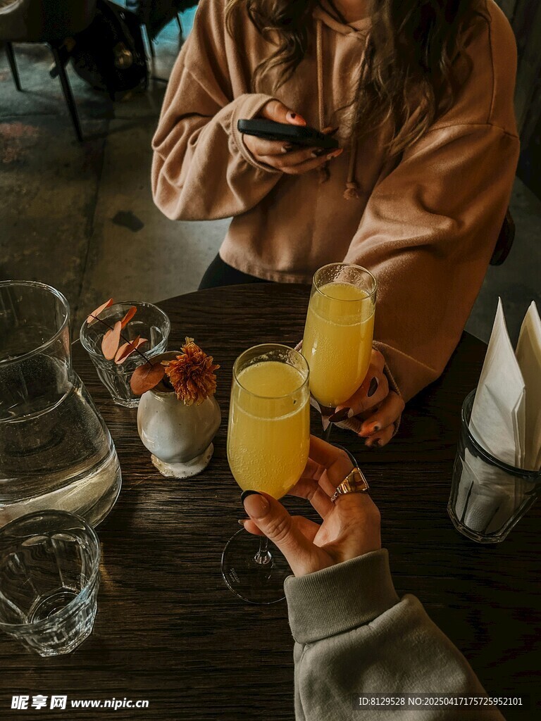朋友相聚举杯畅饮时刻