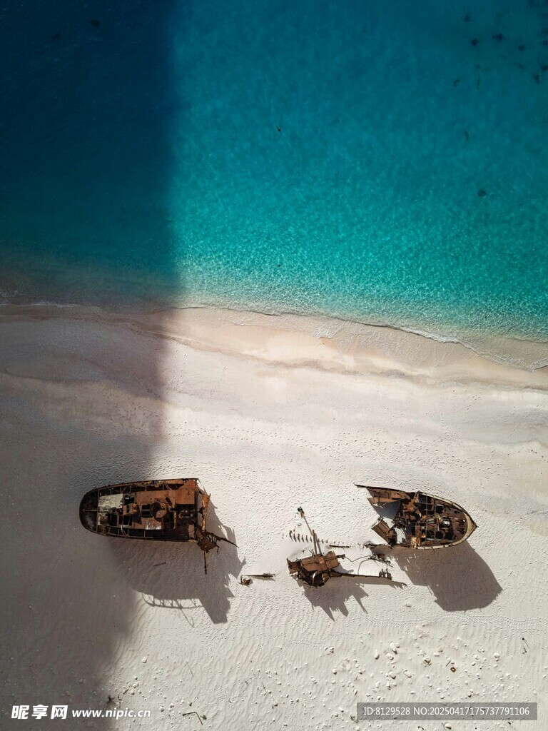 沙滩上的破旧物品