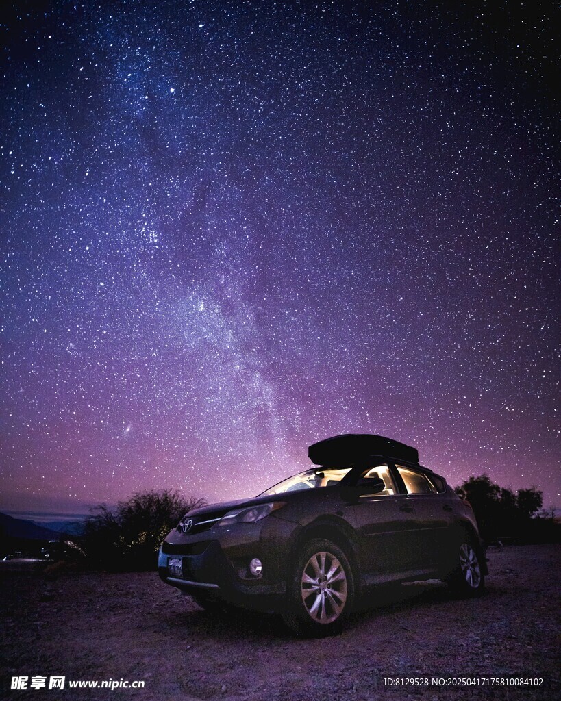 星空下的汽车