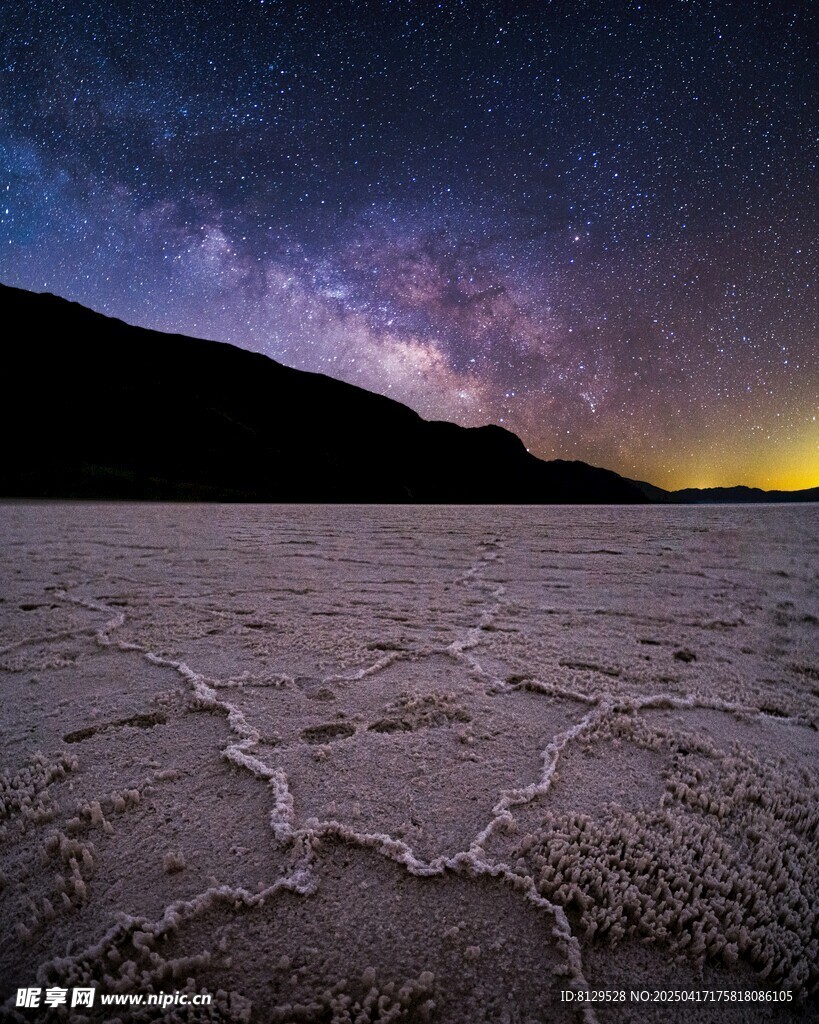 星空下的干裂大地