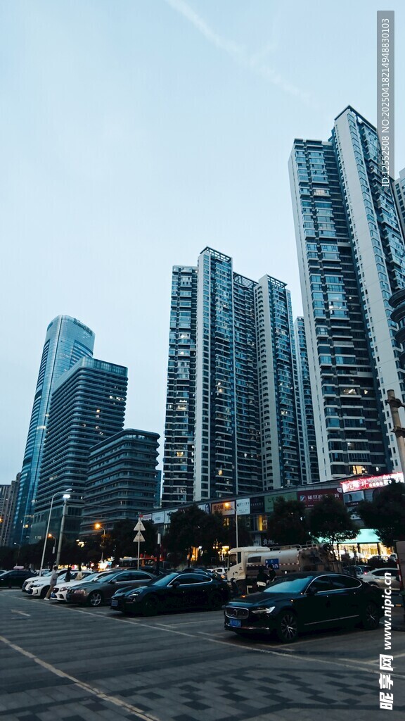 城市高楼与街道停车景象