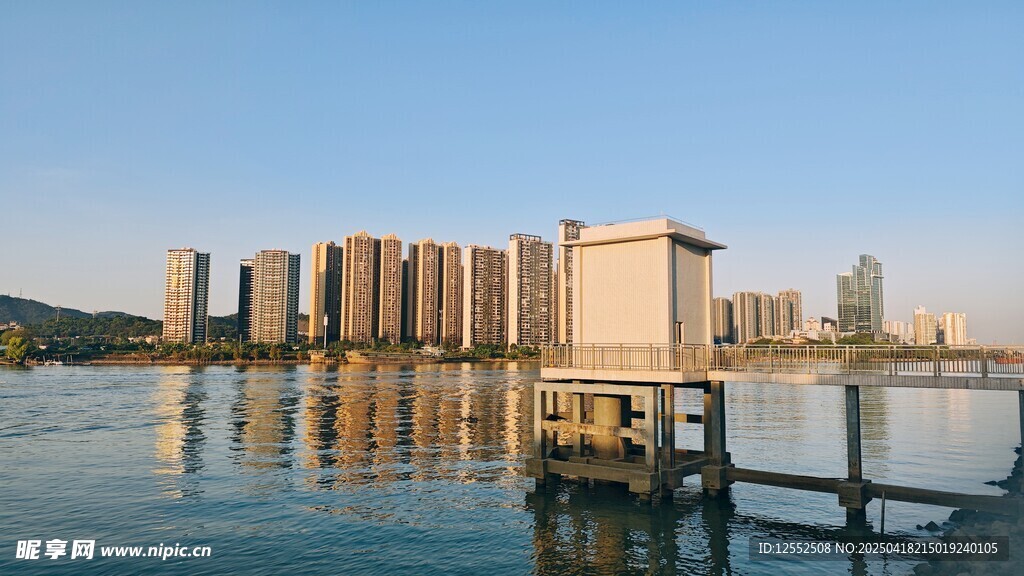海滨城市临水高楼美景