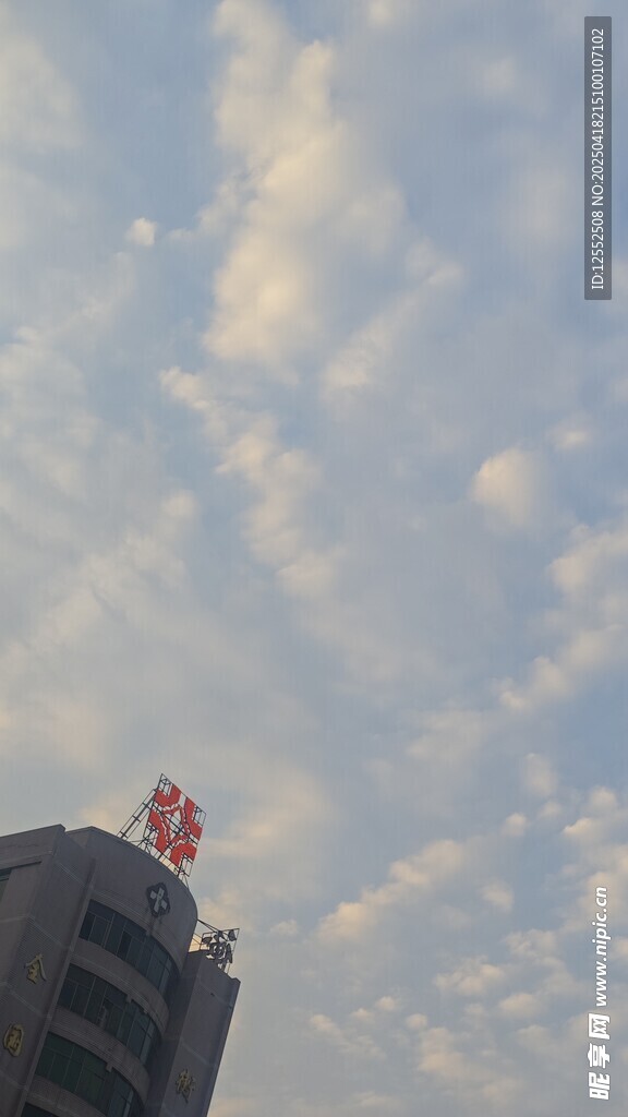 高楼顶的红色标志