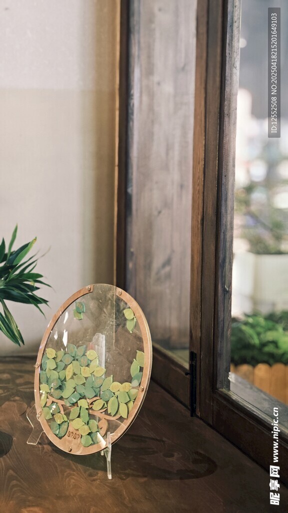 窗边透明容器中的多彩颗粒