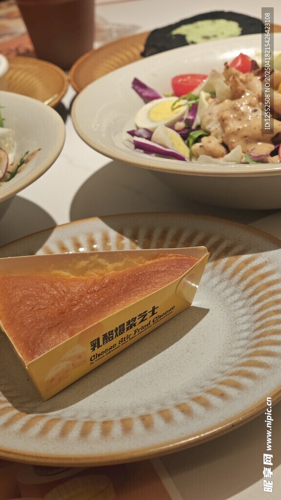 美味三明治与沙拉组合