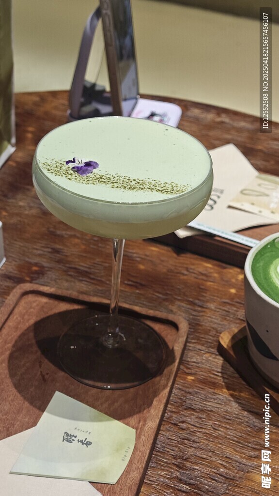 精致绿色鸡尾酒