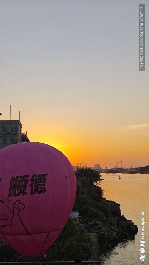 夕阳下的粉色热气球美景