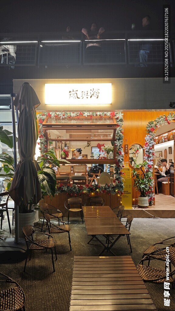 温馨街边咖啡店夜景