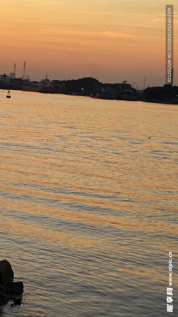 夕阳下的宁静水面