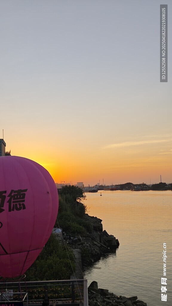 夕阳下河畔的粉色爱心
