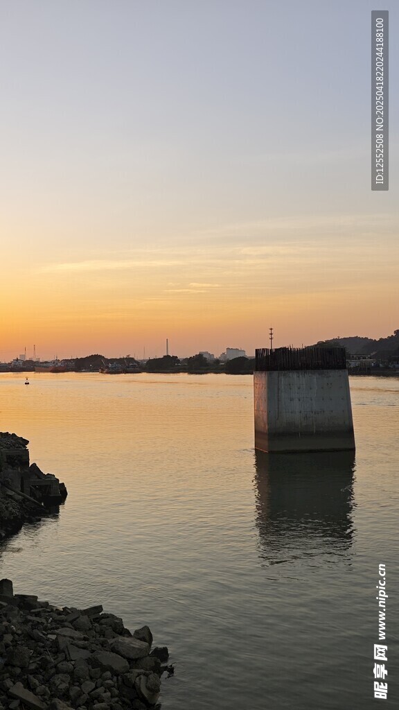 夕阳下的静谧水边景致