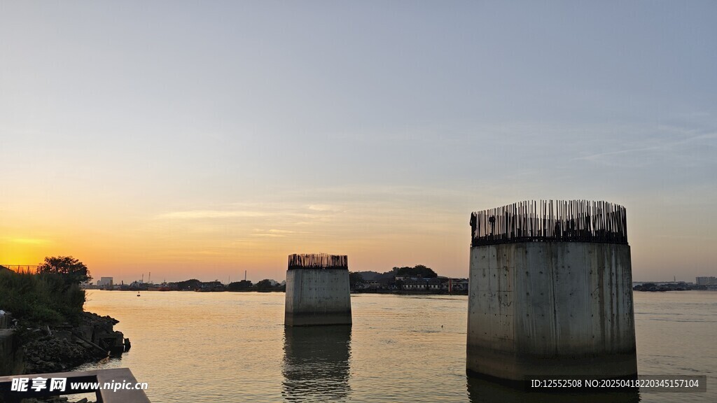 夕阳下的水边建筑景观