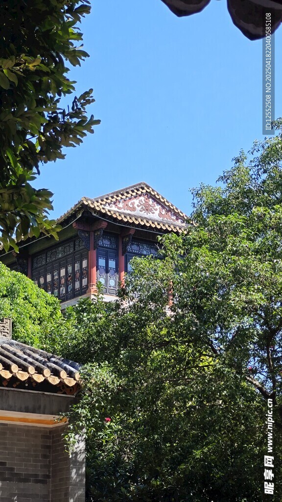 古建隐于绿树蓝天间