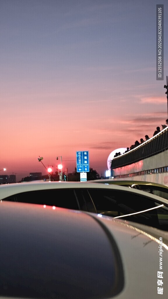 车顶视角的黄昏公路美景
