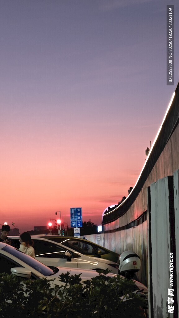 夕阳下的城市建筑景观