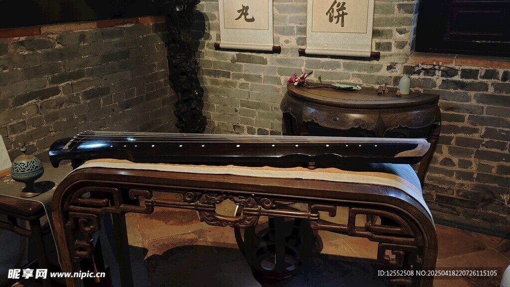 古典雕花木质家具展示