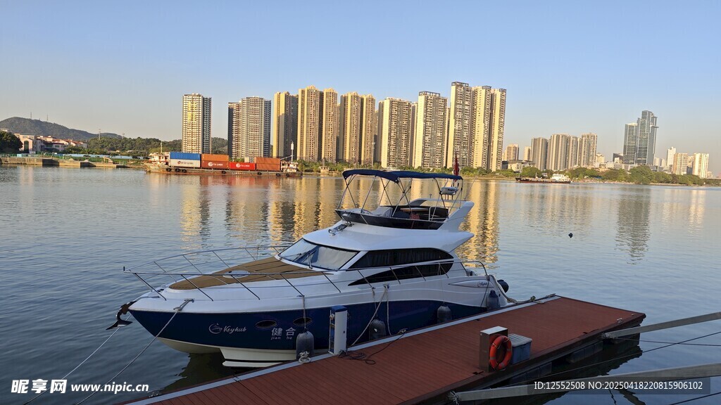 湖畔游艇与城市天际线