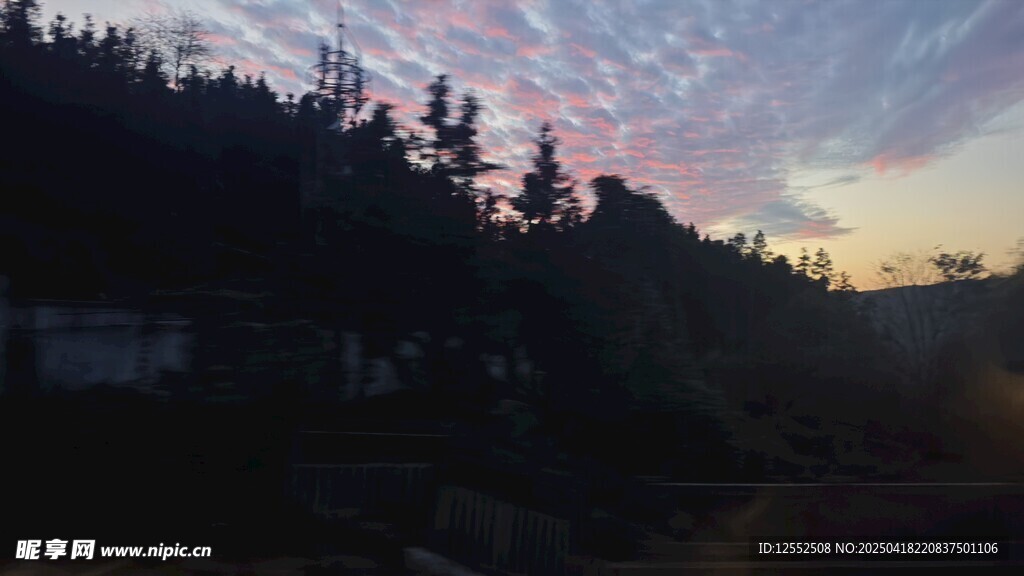 黄昏下的山林美景