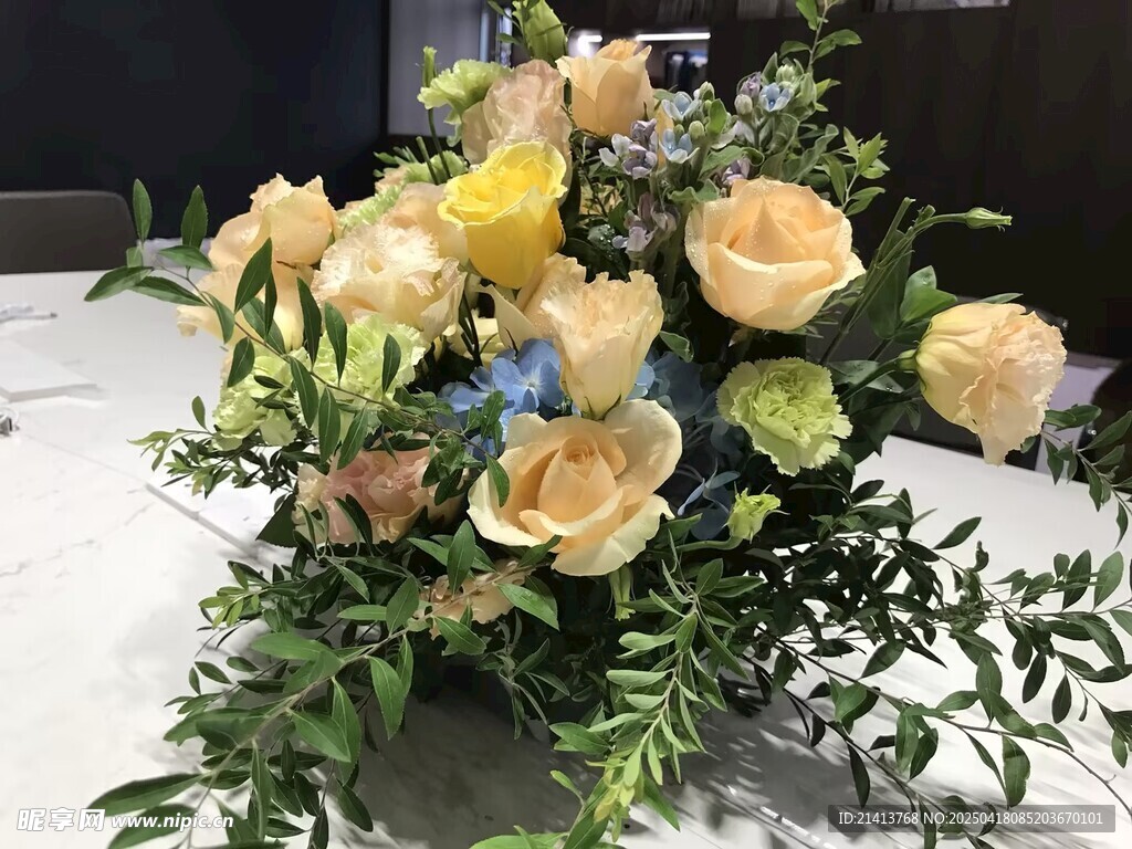 精美黄玫瑰插花作品
