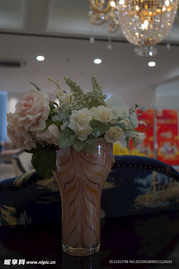 花瓶中的淡雅花卉装饰