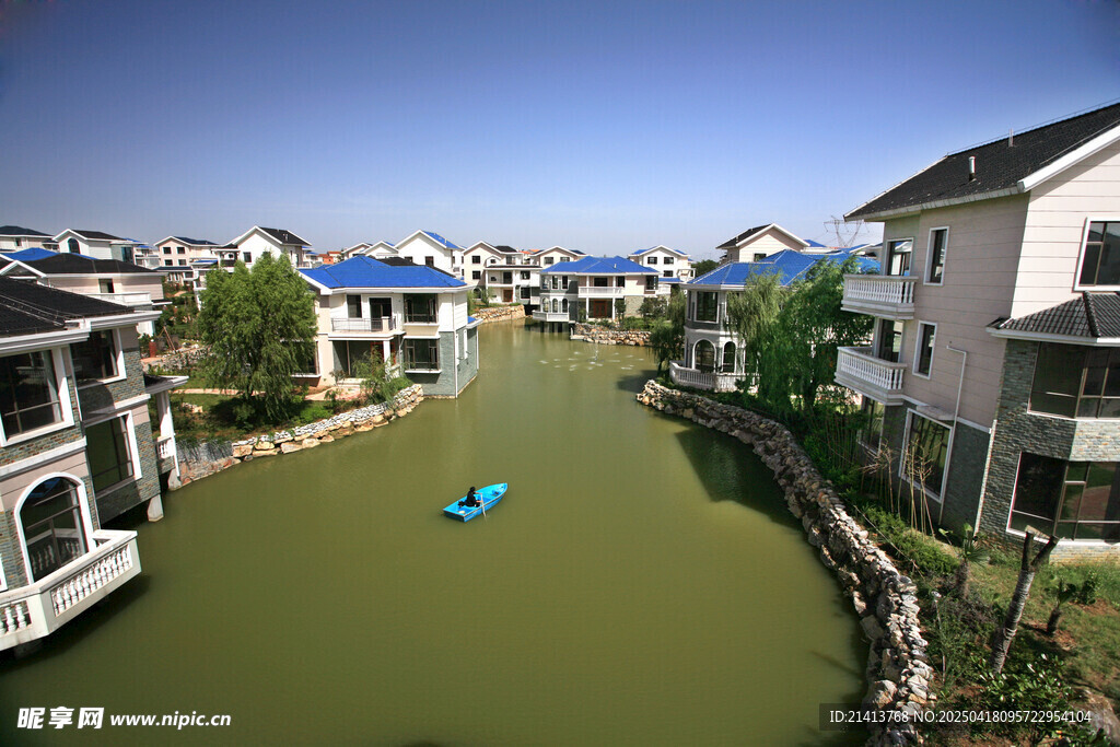 江南水乡沿河民居景致