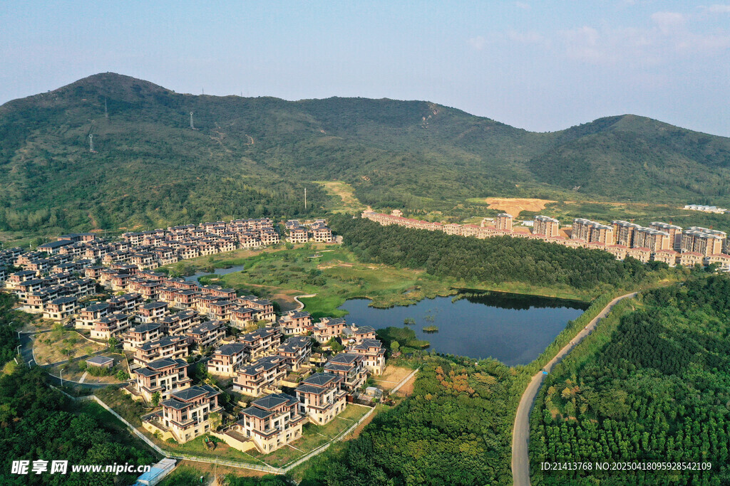 湖畔住宅区鸟瞰美景