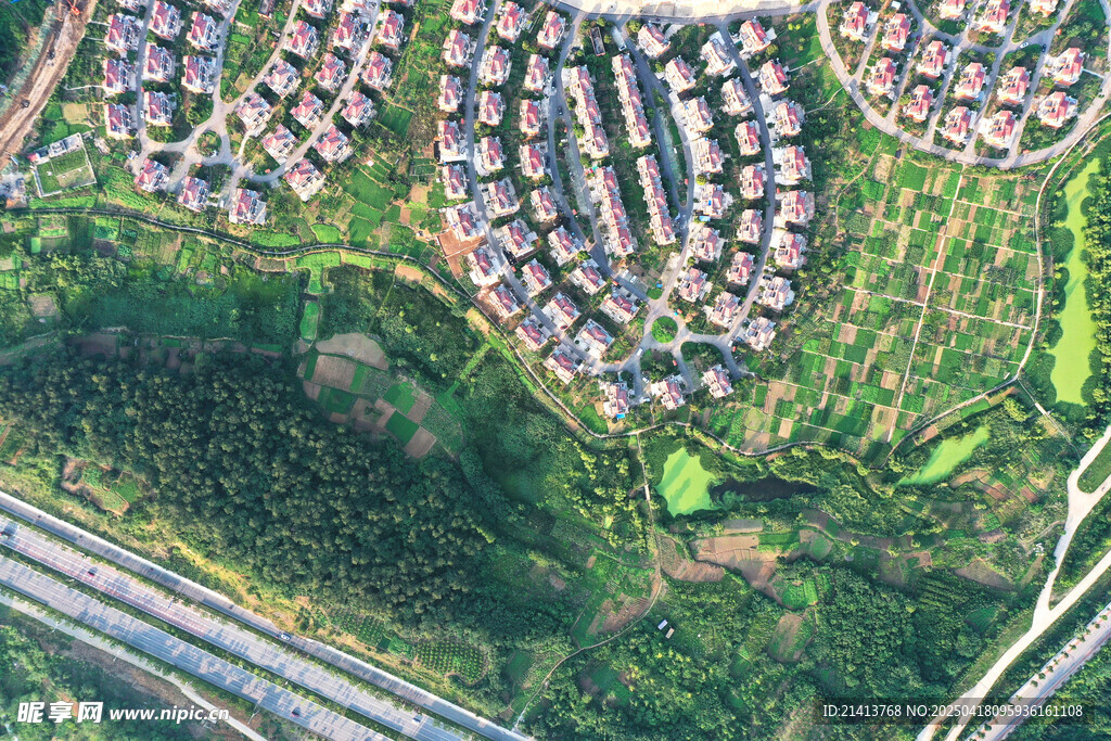 俯瞰住宅区与周边道路景观