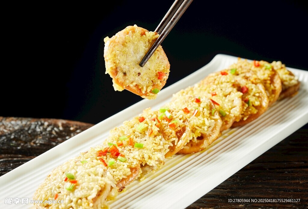 筷子夹起美味蔬菜煎饼