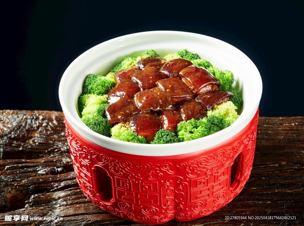 红色容器装的美味