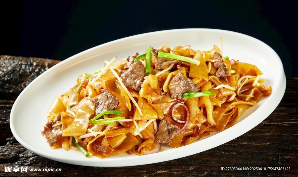 美味炒面配牛肉和蔬菜