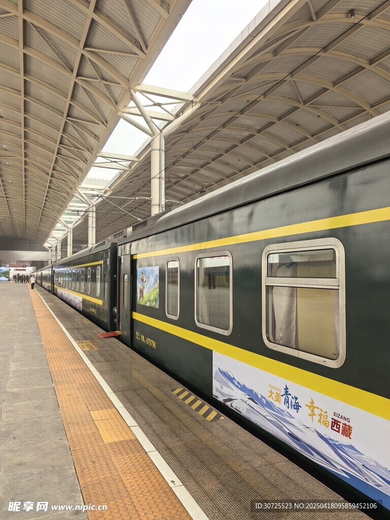 站台边的绿皮火车