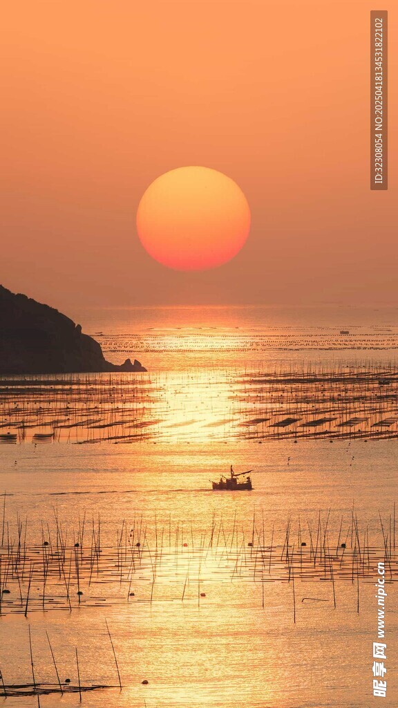 海上日落渔船美景
