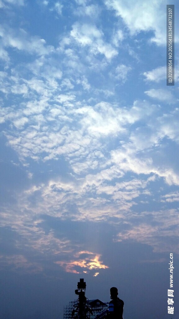 夕阳下的天空与人物剪影
